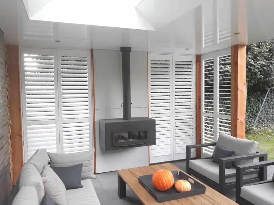 witte shutters binnen
