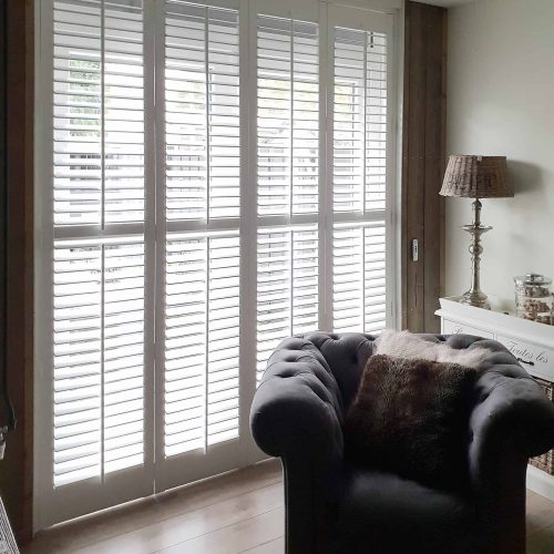 witte shutters binnen