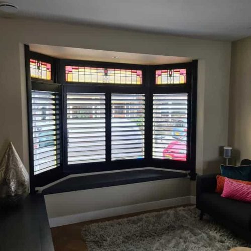 zwarte shutters binnen