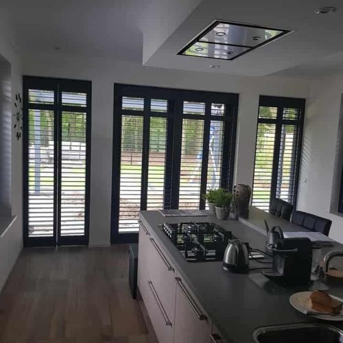 zwarte shutters binnen