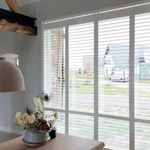 witte shutters binnen