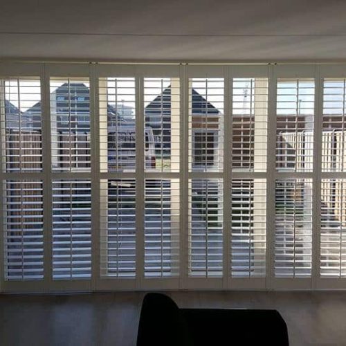 witte shutters binnen